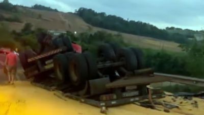 Bitrem tomba e carga fica espalhada na BR-163, em Pérola D’Oeste