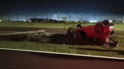 Carro bate contra poste e capota na Estrada do Aeroporto, em Cascavel