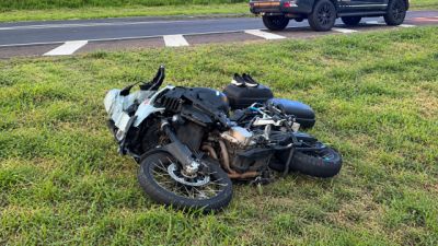 Motociclista e passageira ficam feridos em colisão com Corolla na BR-467, em Cascavel