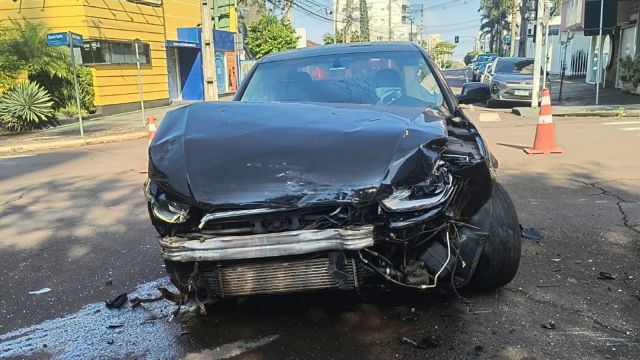 Motorista é preso por embriaguez após Audi bater em Palio e deixar casal de idosos ferido em Cascavel