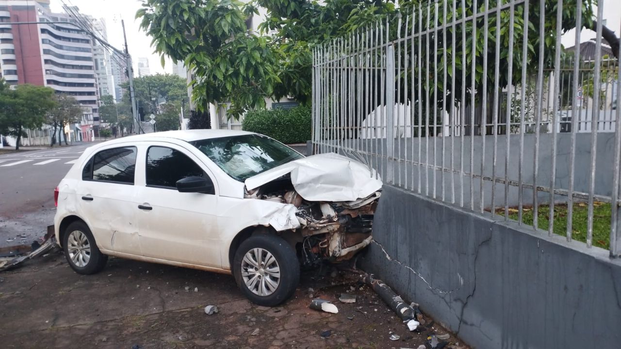 Gol colide contra coluna e muro no bairro Country, em Cascavel; veículos são recolhidos