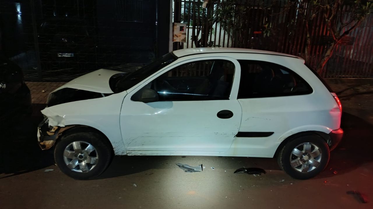 Homem é preso após dirigir embriagado e colidir contra três veículos estacionados no bairro Santos Dumont, em Cascavel