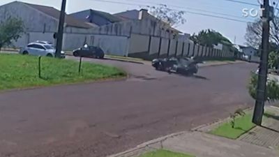 Câmera de segurança registra grave acidente entre Kawasaki Ninja e Range Rover em Cascavel