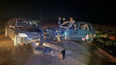 Colisão frontal entre dois carros deixa cinco pessoas feridas na PR-364, em Assis Chateaubriand