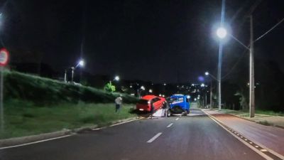 Colisão entre dois carros deixa mulher ferida na Rua Pombo Correio, em CascaveL