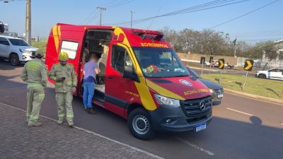 Honda Pop e Saveiro colidem em rotatória e mulher fica ferida no Bairro Pacaembu, em Cascavel