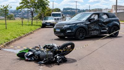 Kawasaki Ninja e Range Rover batem em cruzamento e deixam duas pessoas feridas em Cascavel