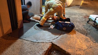 Homem é esfaqueado duas vezes após discussão com companheira no Bairro Pacaembu, em Cascavel