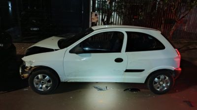 Homem é preso após dirigir embriagado e colidir contra três veículos estacionados no bairro Santos Dumont, em Cascavel