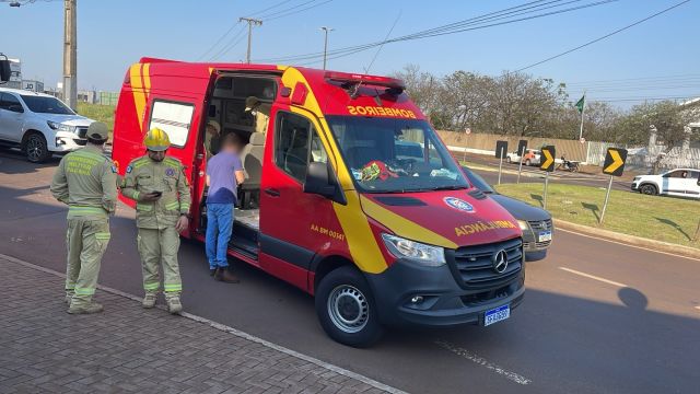 Honda Pop e Saveiro colidem em rotatória e mulher fica ferida no Bairro Pacaembu, em Cascavel