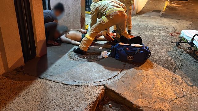 Homem é esfaqueado duas vezes após discussão com companheira no Bairro Pacaembu, em Cascavel