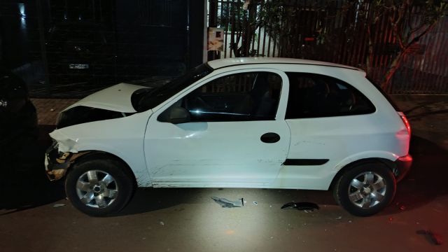 Homem é preso após dirigir embriagado e colidir contra três veículos estacionados no bairro Santos Dumont, em Cascavel