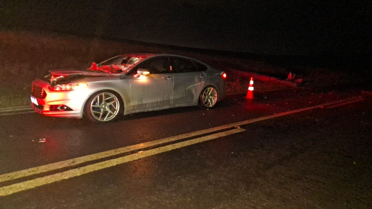 Carro bate contra poste que estava sobre a pista na PR-180, em Cascavel