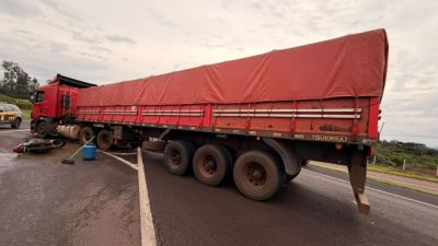 Motociclista e passageira ficam gravemente feridos em colisão com carreta em Cascavel