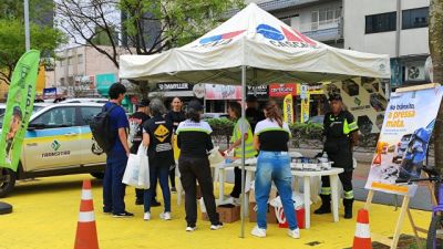 Ação no calçadão de Cascavel reforça conscientização e segurança durante Semana do Trânsito