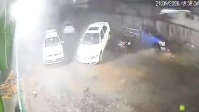 Temporal levanta carro e lança veículo sobre outro durante rajada de vento em Francisco Beltrão