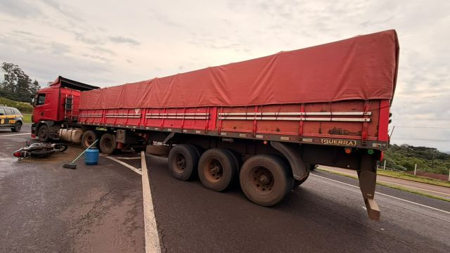 Motociclista e passageira ficam gravemente feridos em colisão com carreta em Cascavel