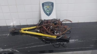 Homem é detido com fios elétricos e alicate durante abordagem da Guarda Municipal em Cascavel
