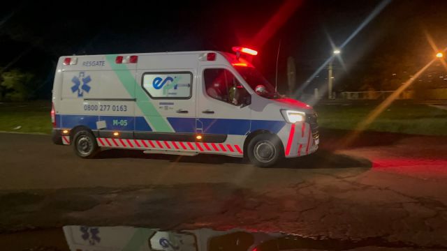 Motociclista de 26 anos fica ferido em batida frontal com F-4000 em Cascavel