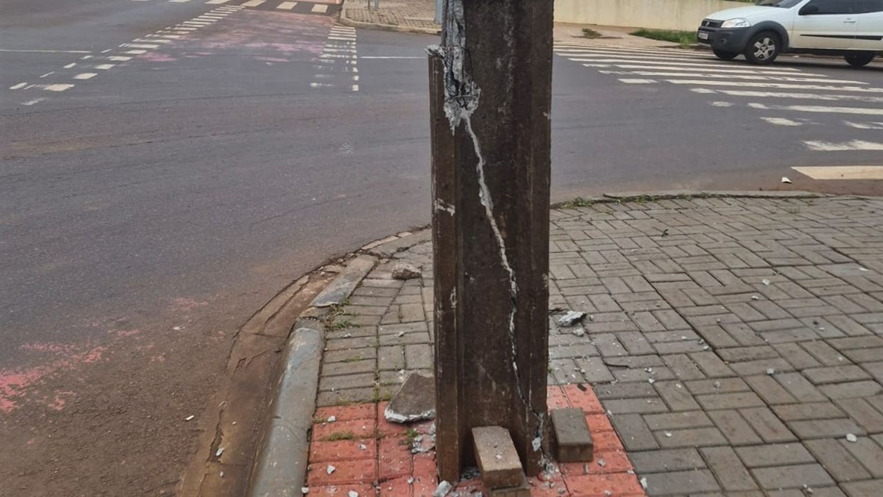 Caminhão atinge poste durante conversão e deixa local do acidente em Cascavel