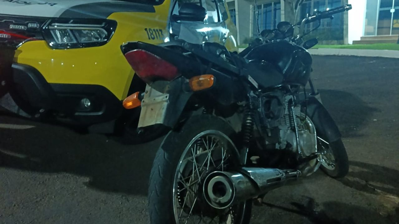 PM recupera motocicleta furtada e prende jovem durante abordagem em Cascavel