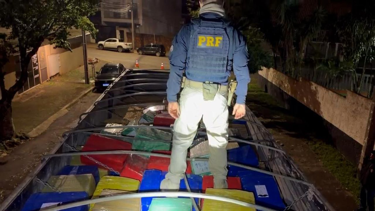 PRF apreende 6,8 toneladas de maconha escondidas em carreta na BR-376, em Apucarana