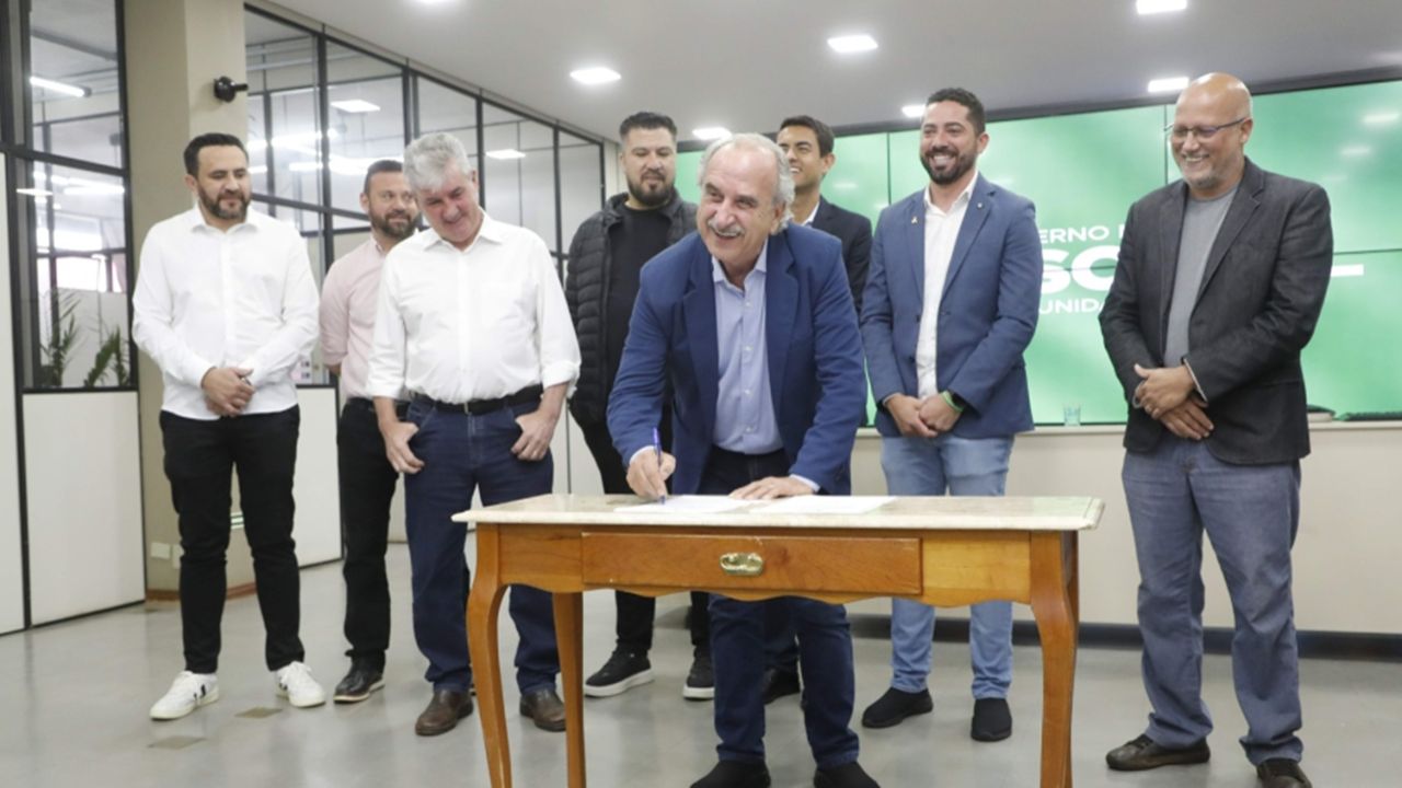 Prefeitura assina ordem de serviço para reperfilamento de 700 quadras na área urbana e pavimentação em Juvinópolis
