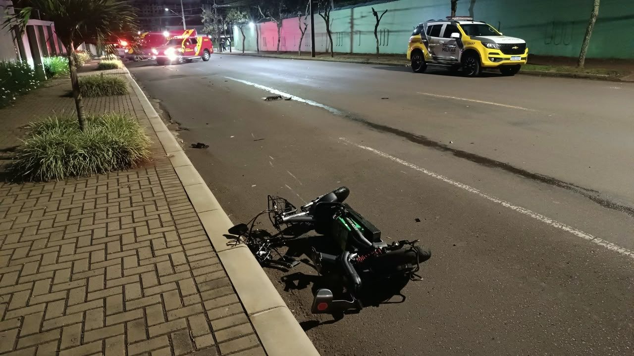 Adolescente de 17 anos fica gravemente ferido após colisão entre carro e veículo elétrico em Cascavel