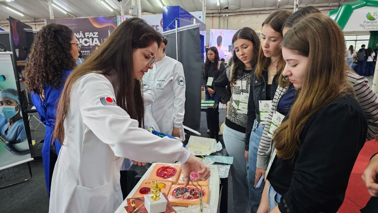 Unioeste apresenta cursos e possibilidades de carreira na Feira das Profissões de Cascavel
