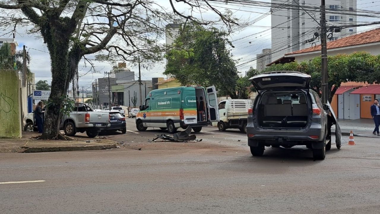 Violenta colisão deixa duas pessoas feridas e mulher fica enclausurada em veículo no Centro de Cascavel