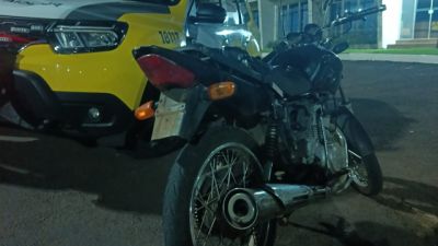PM recupera motocicleta furtada e prende jovem durante abordagem em Cascavel