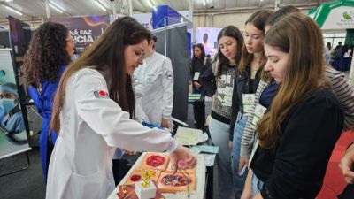 Unioeste apresenta cursos e possibilidades de carreira na Feira das Profissões de Cascavel