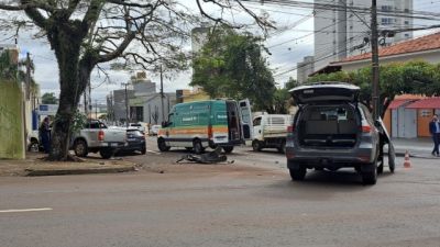 Violenta colisão deixa duas pessoas feridas e mulher fica enclausurada em veículo no Centro de Cascavel