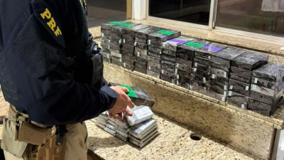 PRF apreende 143 celulares escondidos em veículo na BR-277, em Medianeira