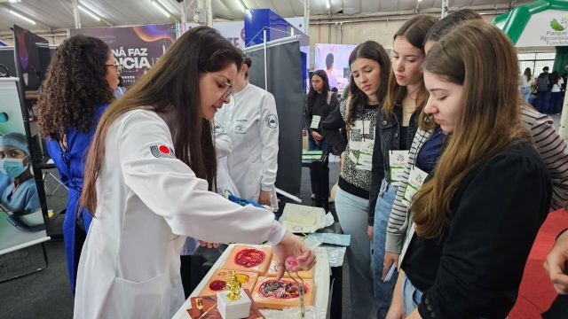 Unioeste apresenta cursos e possibilidades de carreira na Feira das Profissões de Cascavel