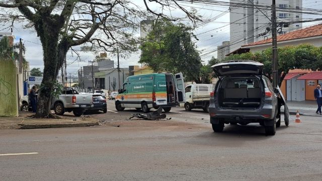 Violenta colisão deixa duas pessoas feridas e mulher fica enclausurada em veículo no Centro de Cascavel