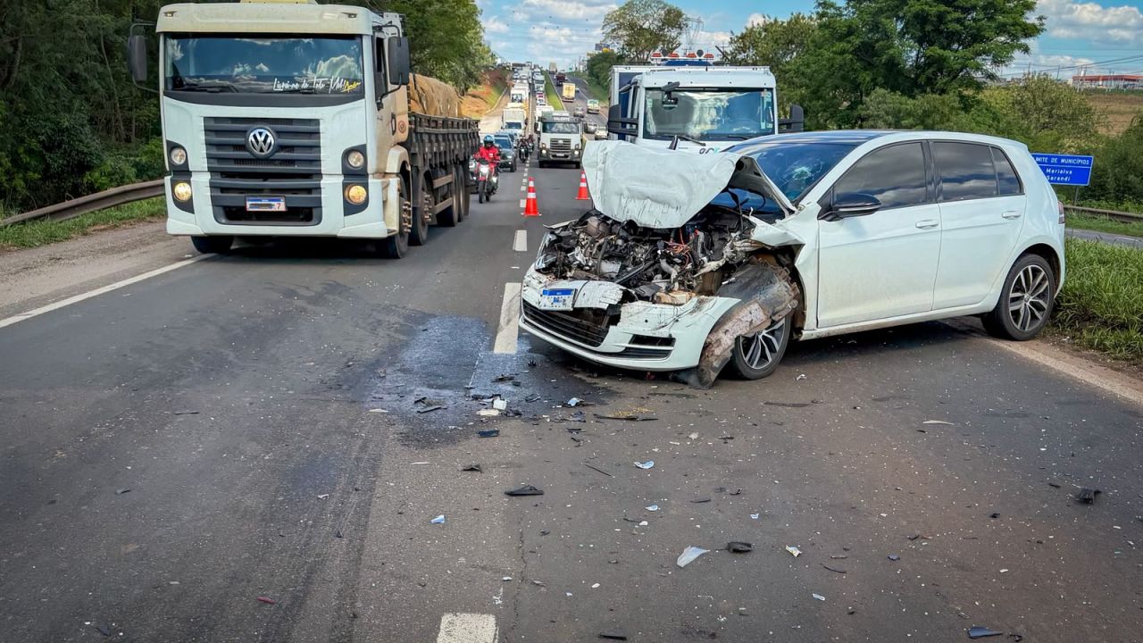 Engavetamento entre três veículos deixa dois feridos na BR-376, entre Sarandi e Marialva