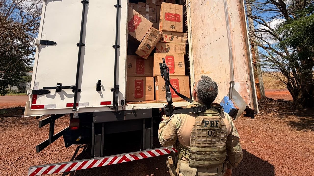 PRF apreende caminhão com 250 mil maços de cigarros contrabandeados em Assis Chateaubriand