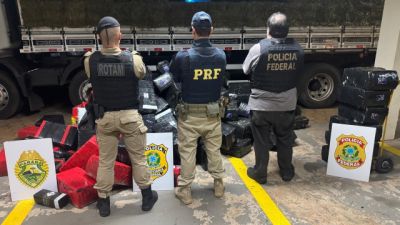 Ação integrada apreende quase 4 toneladas de maconha escondidas em carga de feno na BR-369, em Cambé
