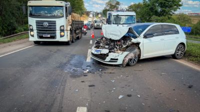 Engavetamento entre três veículos deixa dois feridos na BR-376, entre Sarandi e Marialva