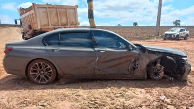 Caminhão e BMW se envolvem em abalroamento lateral na PR-486, em Brasilândia do Sul