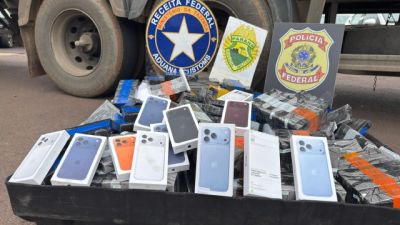 Receita Federal encontra celulares escondidos em fundo falso de caminhão na BR-277, em Cascavel
