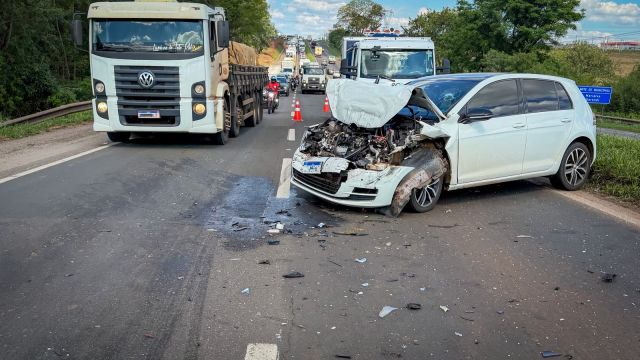 Engavetamento entre três veículos deixa dois feridos na BR-376, entre Sarandi e Marialva