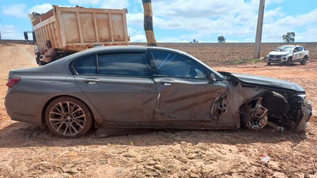 Caminhão e BMW se envolvem em abalroamento lateral na PR-486, em Brasilândia do Sul