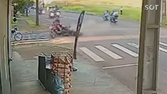 Adolescente de 16 anos fica ferido após colisão entre scooter elétrica e motocicleta no Jardim Clarito, em Cascavel