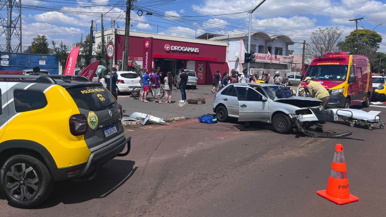 Motorista é preso após avançar sinal, causar acidente e fugir no bairro Santa Cruz, em Cascavel