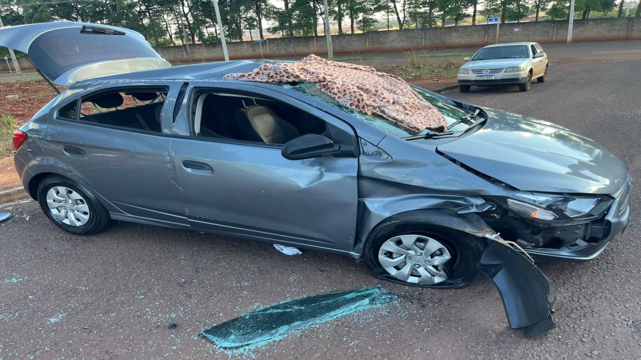 Carro capota duas vezes e atinge caminhonete estacionada em Assis Chateaubriand