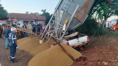 Dois homens ficam presos nas ferragens após Saveiro bater contra silo na PR-589, em Toledo