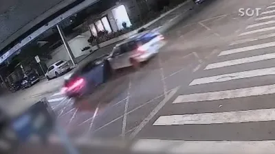 BMW é arremessada para calçada após colisão com Escort no Centro de Cascavel