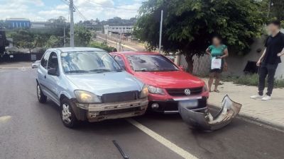 Colisão entre dois carros deixa trânsito lento na Rua Souza Naves Sul, em Cascavel